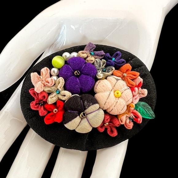 Jewelry - Adorable Mixed Media Beaded Brooch